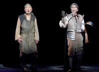 　「ラ・マンチャの男」で松本白鸚（右）と共演する上條恒彦さん＝２０２２年（東宝演劇部提供）