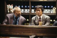 　ＴＢＳ系「３年Ｂ組金八先生」第４シリーズ（１９９５－１９９６年放送）で共演した当時の上條恒彦さん（左）と武田鉄矢（写真提供：ＴＢＳ）