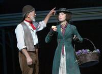 　「マイ・フェア・レディ」で大地真央（右）の父親役を演じる上條恒彦さん＝２０１０年（東宝演劇部提供）