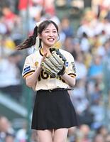 　始球式を終え笑顔を見せるＮＭＢ４８・川上千尋＝７月２９日