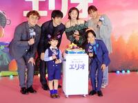 　「星つなぎのエリオ」の初日舞台あいさつで、７月２日に迎える川原瑛都（前列右）の１２歳の誕生日を祝った佐藤大空（前列左）と（後列左から）マユリカ中谷、松山ケンイチ、清野菜名、野呂佳代