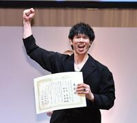 　ベストパートナー部門で受賞しガッツポーズを決める庄司智春（撮影・開出牧）