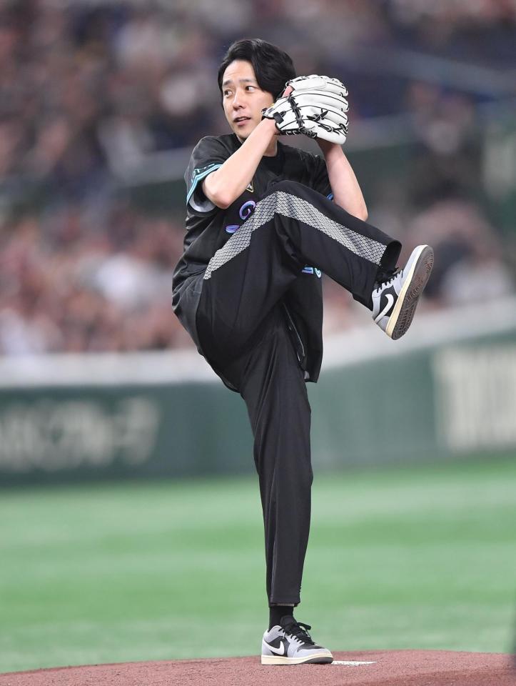 　始球式を務める二宮和也（撮影・開出牧）