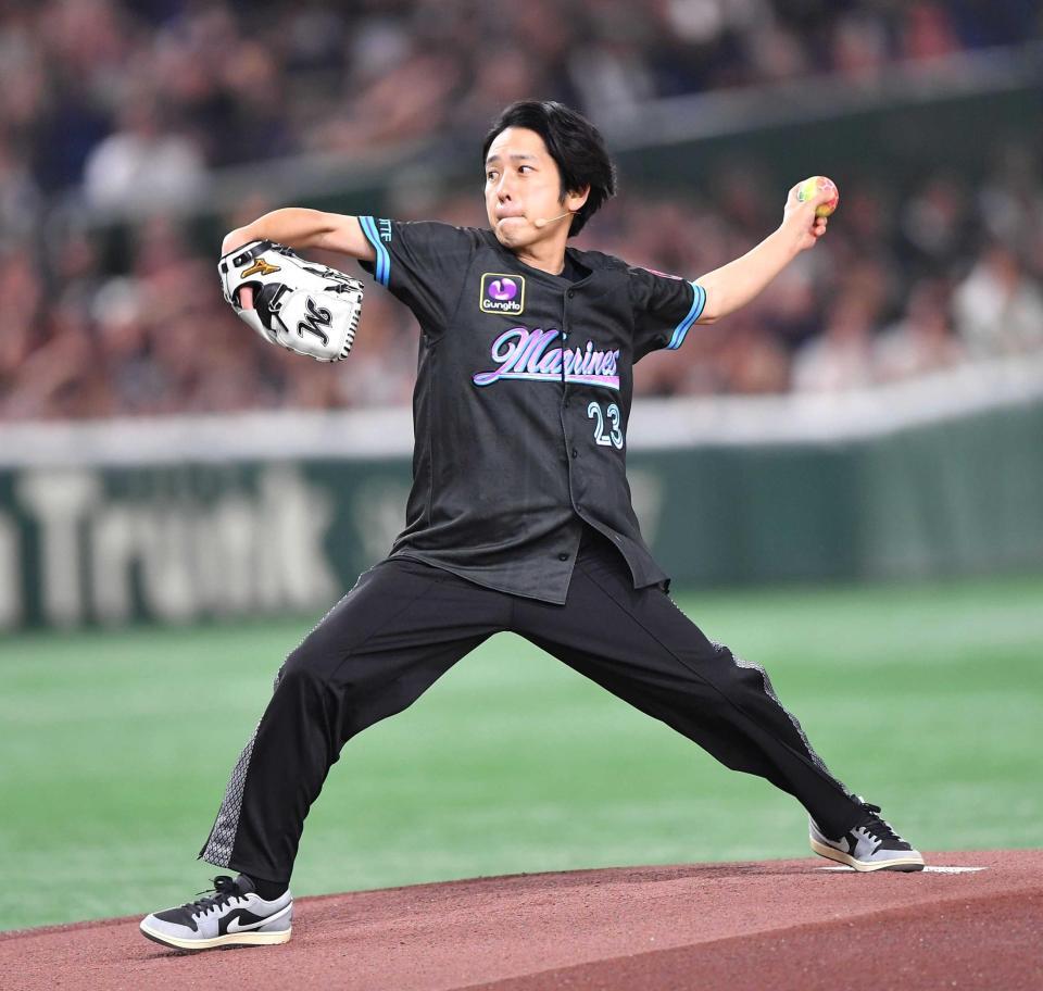 　始球式を務める二宮和也（撮影・開出牧）