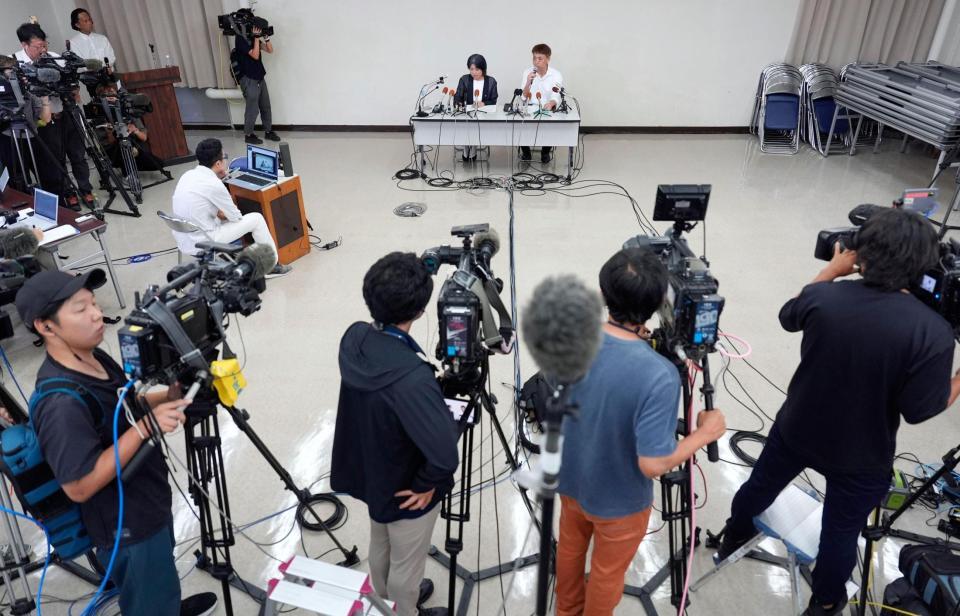 　静岡県伊東市で開かれた田久保真紀市長（奥左）の記者会見