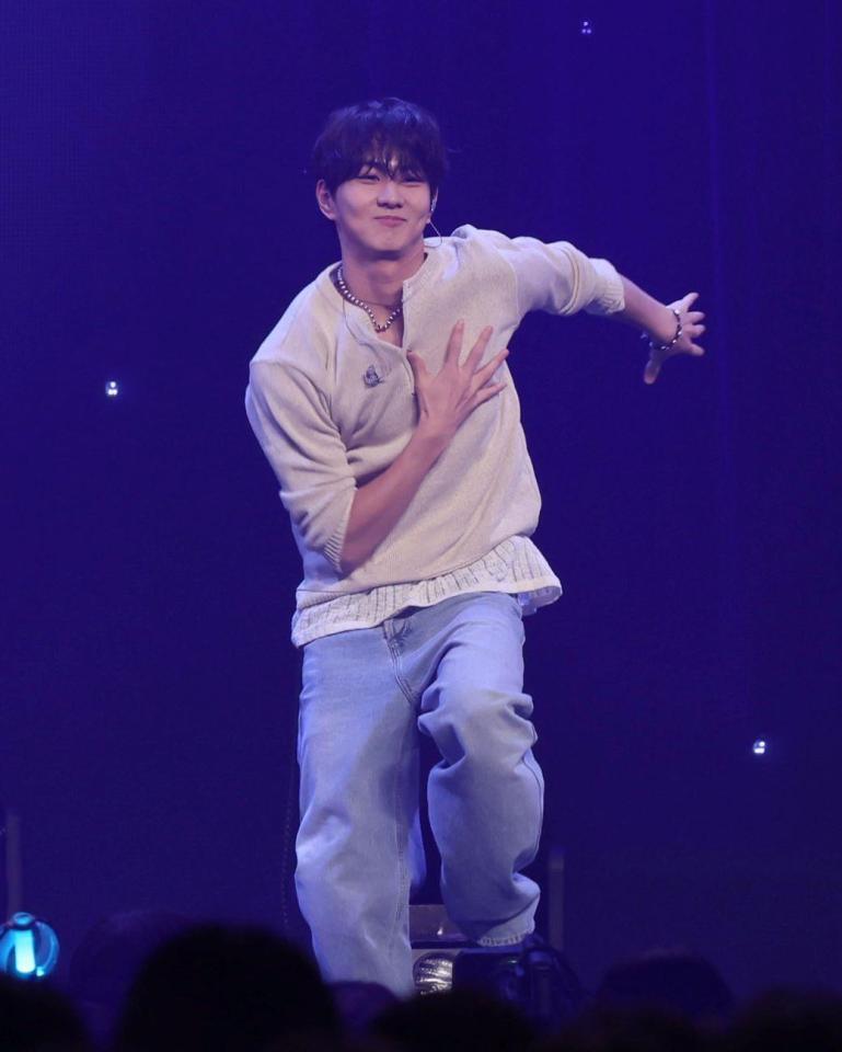 　ダンスを披露するＥＮＨＹＰＥＮ・ＪＵＮＧＷＯＮ（撮影・石井剣太郎）