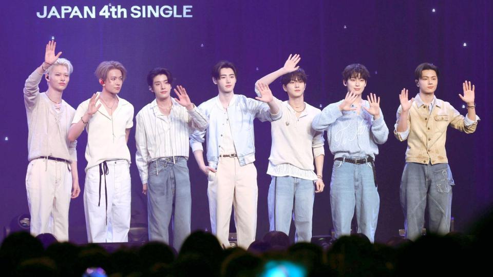 　手を振るＥＮＨＹＰＥＮ（撮影・石井剣太郎）