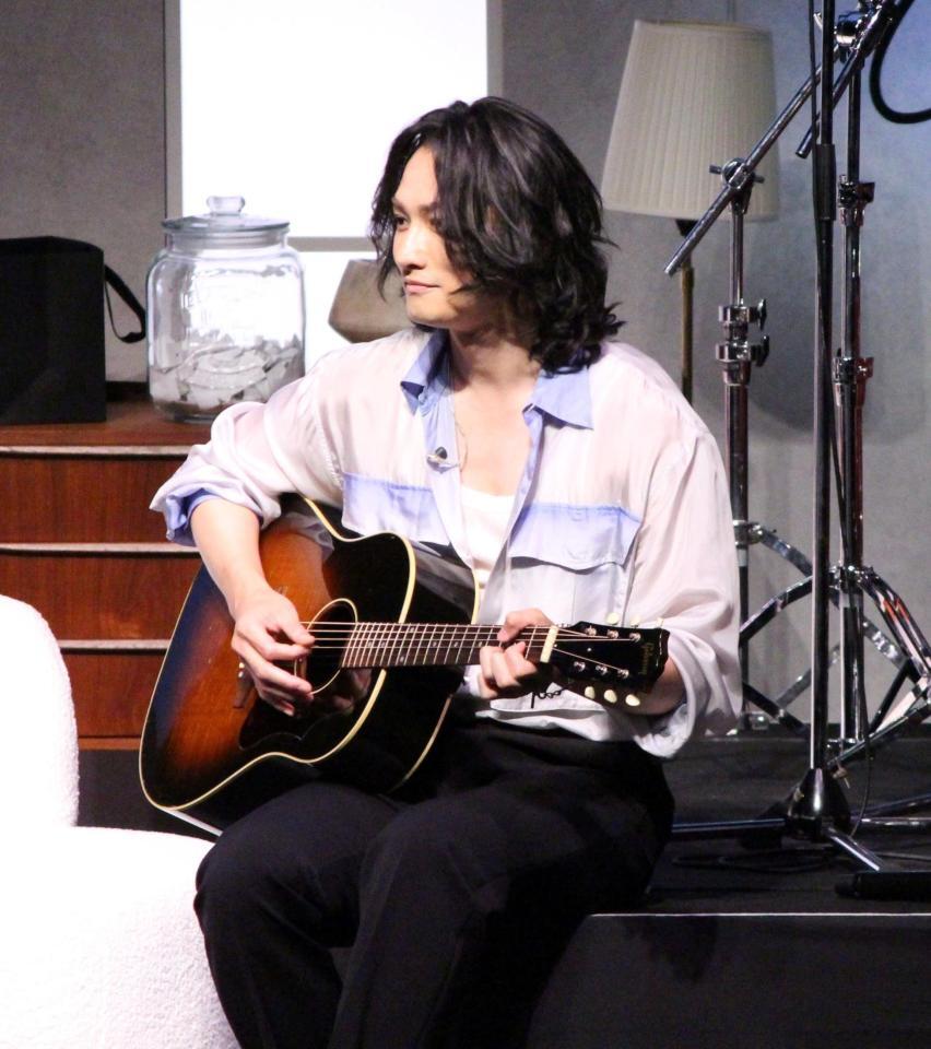 　ギターを演奏する町田啓太