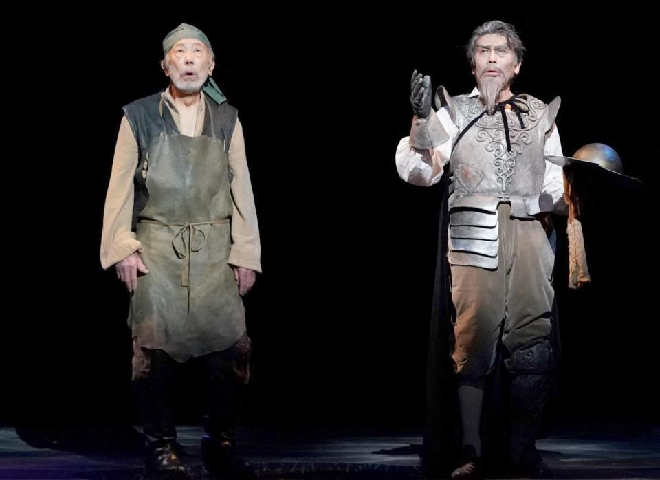 　「ラ・マンチャの男」で松本白鸚（右）と共演する上條恒彦さん＝２０２２年（東宝演劇部提供）