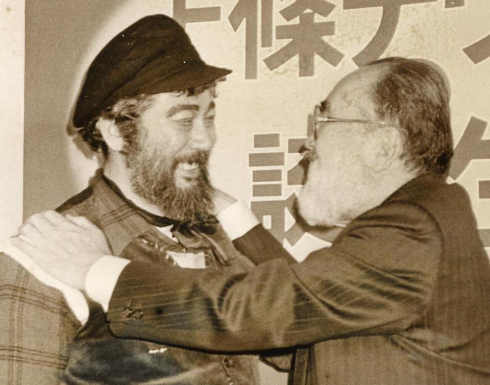 　上條恒彦さん（左）と森繁久彌さん＝撮影年月日不明