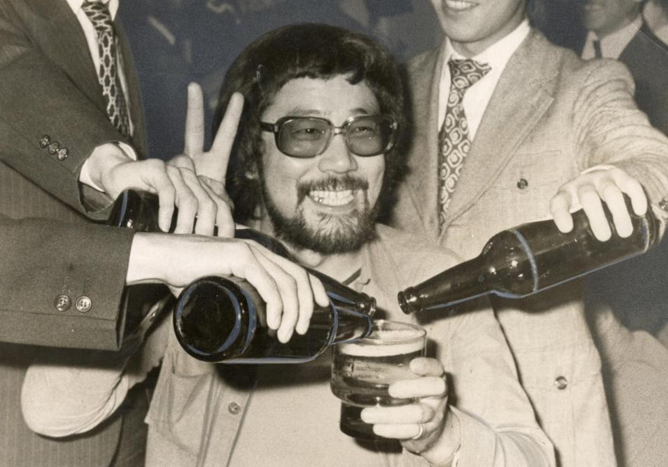 　ラジオ「歌そして友達」の発表会でピースサインする上條恒彦さん＝１９７２年