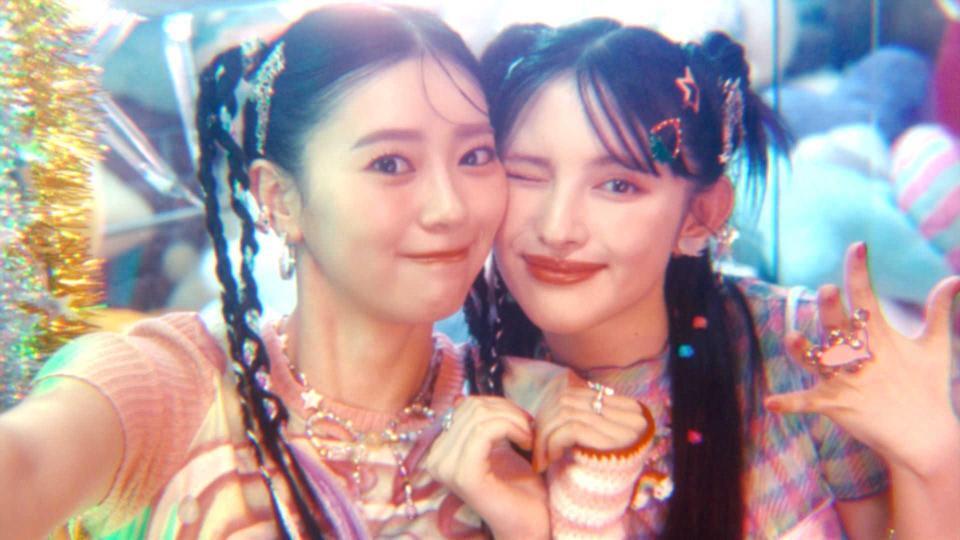 　「超ときめき♡ツイン部」を結成した坂井仁香（左）と菅田愛貴