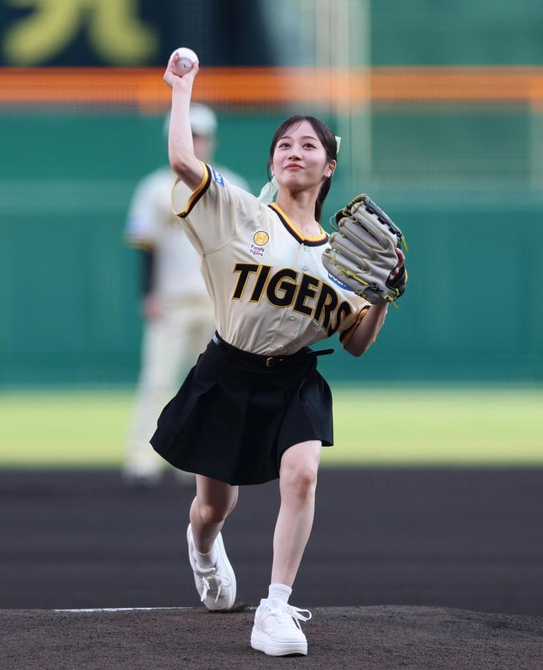 　始球式を務めるＮＭＢ４８・川上千尋＝７月２９日