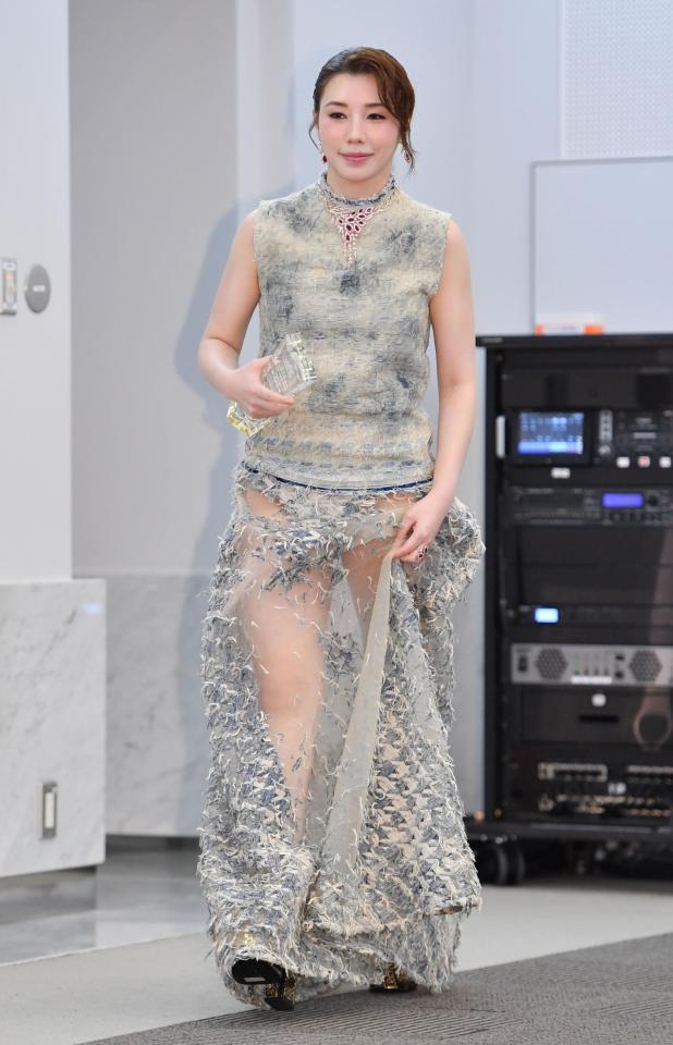 　シースルー衣装で登場した仲里依紗（撮影・開出牧）