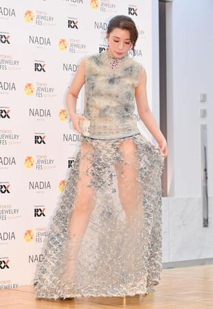 　シースルー衣装で登場した仲里依紗（撮影・開出牧）