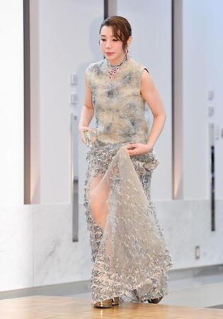 　シースルー衣装で登場した仲里依紗（撮影・開出牧）