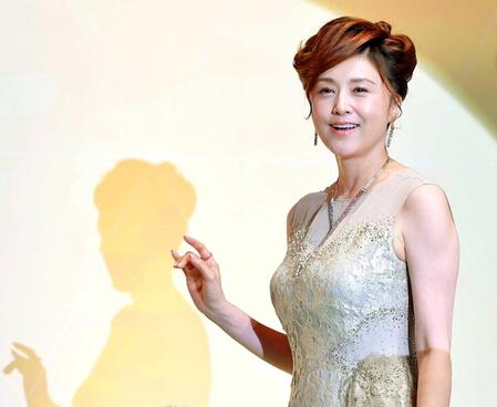 　表彰式に輝く笑顔で登壇した藤原紀香（撮影・開出牧）