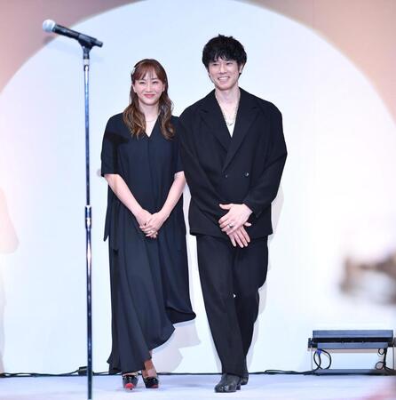 　夫婦仲良く登壇した庄司智春（右）と藤本美貴（撮影・開出牧）