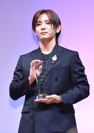 　トロフィーを手にポーズをとる山田涼介（撮影・開出牧）