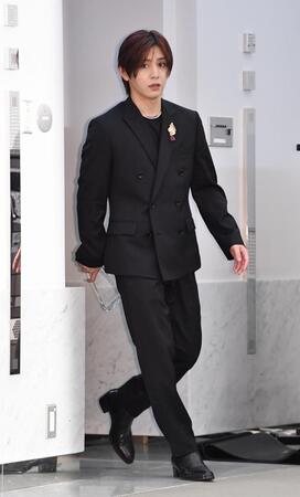 　トロフィーを手に登場した山田涼介（撮影・開出牧）