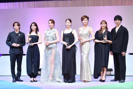 　トロフィーを手に感激の（左から）山田涼介、芳根京子、仲里依紗、松本若菜、藤原紀香、藤本美貴、庄司智春（撮影・開出牧）