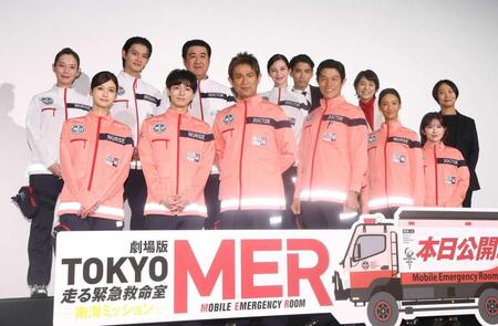 　初日舞台挨拶に登場した（前列左から）生見愛瑠、高杉真宙、江口洋介、鈴木亮平、菜々緒、宮澤エマ（後列左から）フォンチー、佐野勇斗、小手伸也、中条あやみ、賀来賢人、石田ゆり子、松木彩監督（撮影・石井剣太郎）