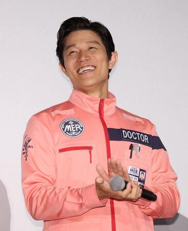 　初日舞台挨拶に登場した鈴木亮平（撮影・石井剣太郎）