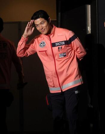 　初日舞台挨拶に登場した鈴木亮平（撮影・石井剣太郎）