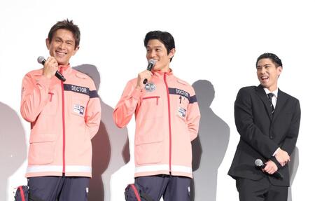 　初日舞台挨拶に登場した（左から）江口洋介、鈴木亮平、賀来賢人（撮影・石井剣太郎）