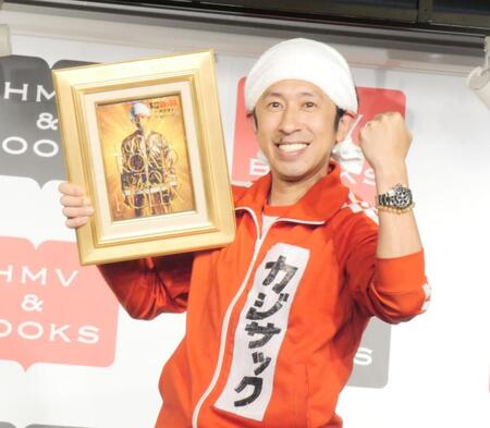 　装着したロレックスとともに、世界に１冊だけの「ゴールデン下町ロレックス」をアピールする梶原雄太