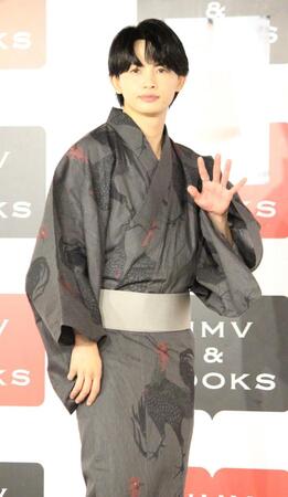 　手を振るＯＮＥ　Ｎ’ＯＮＬＹの草川直弥