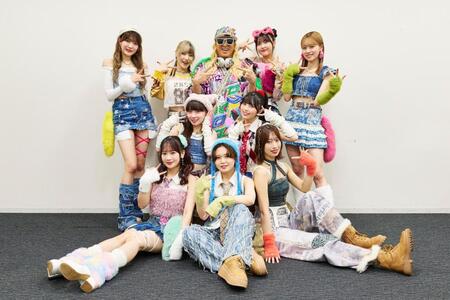 　アイドルグループ・ＢＥＹＯＯＯＯＯＮＤＳとの盆踊りコラボイベントを行ったＤＪ　ＫＯＯ（最上段左から３番目）とＢＥＹＯＯＯＯＯＮＤＳ