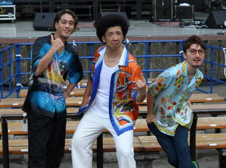 　ポーズを決める（左から）ＢＲＡＤＩＯの酒井亮輔、真行寺貴秋、大山聡一