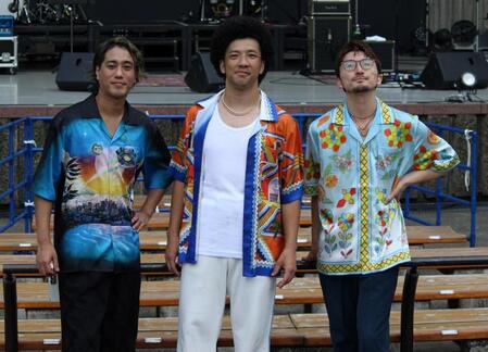 　ポーズを決める（左から）ＢＲＡＤＩＯの酒井亮輔、真行寺貴秋、大山聡一