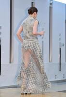 　シースルー衣装で登場した仲里依紗（撮影・開出牧）