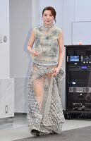 　シースルー衣装で登場した仲里依紗（撮影・開出牧）