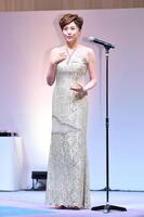 　トロフィーを手にポーズをとる藤原紀香（撮影・開出牧）