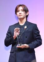 　トロフィーを手にポーズをとる山田涼介（撮影・開出牧）