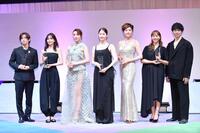 　トロフィーを手に感激の（左から）山田涼介、芳根京子、仲里依紗、松本若菜、藤原紀香、藤本美貴、庄司智春（撮影・開出牧）