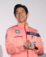 　初日舞台挨拶に登場した鈴木亮平（撮影・石井剣太郎）