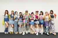 　ＤＪ４５周年プロジェクトでアイドルグループ・ＢＥＹＯＯＯＯＯＮＤＳと盆踊りコラボしたＤＪ　ＫＯＯ（左から５番目）