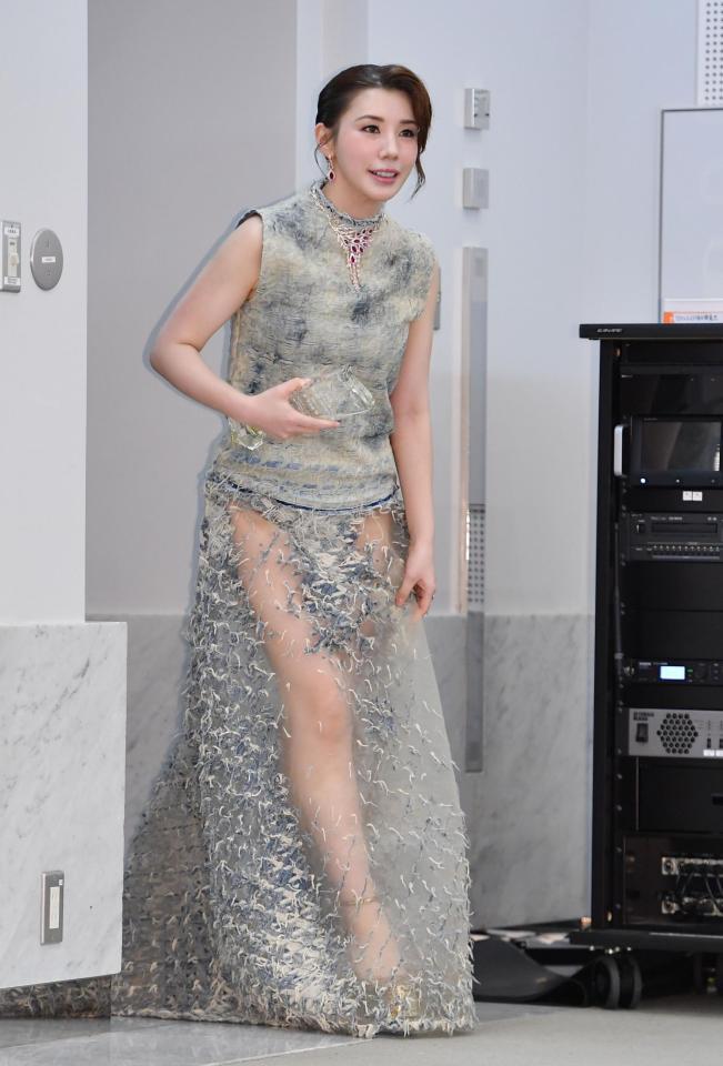 　シースルー衣装で登場した仲里依紗（撮影・開出牧）