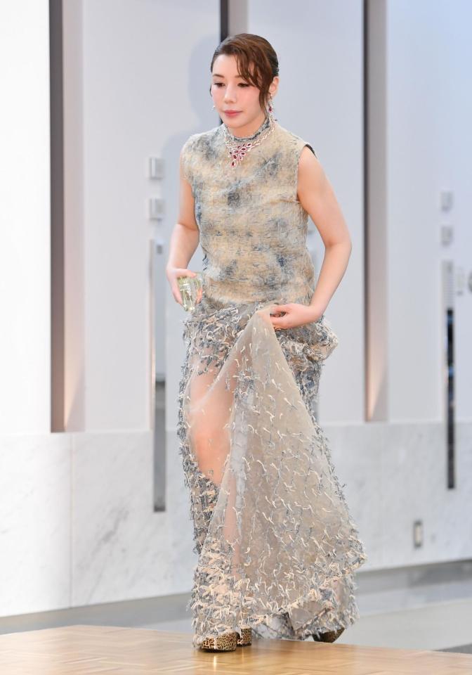 　シースルー衣装で登場した仲里依紗（撮影・開出牧）