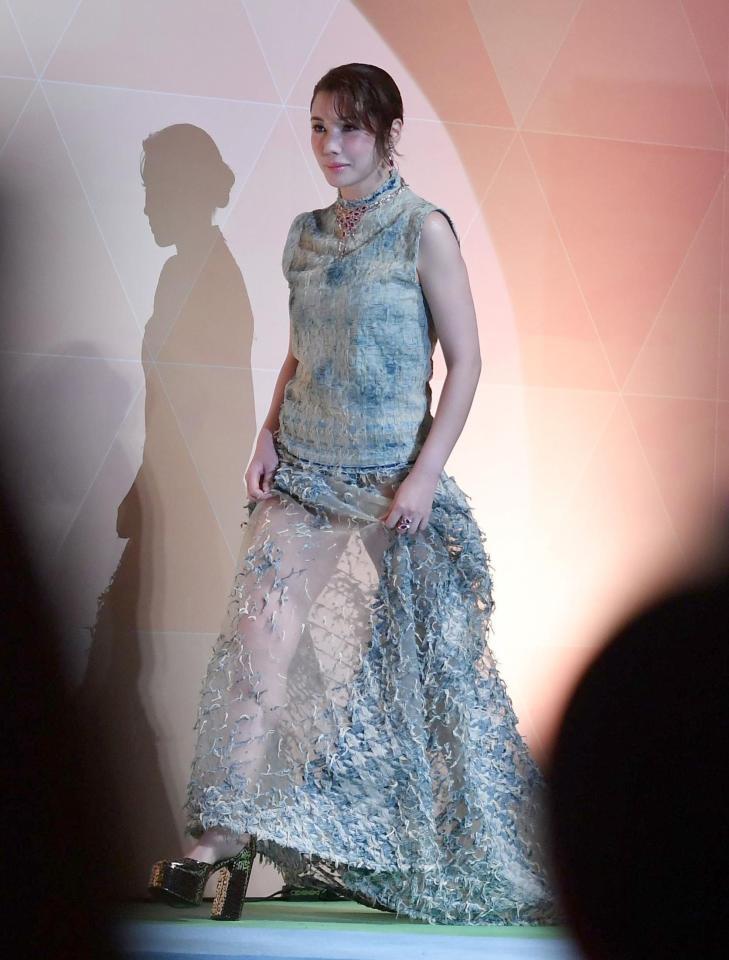 　シースルードレスで登壇した仲里依紗（撮影・開出牧）