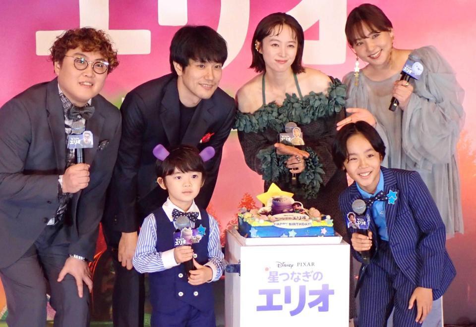 　川原瑛都（前列右）の誕生日を祝う佐藤大空（前列左）と（後列左から）マユリカ中谷、松山ケンイチ、清野菜名、野呂佳代