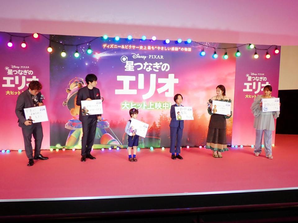 　「星つなぎのエリオ」の初日舞台あいさつでフリップトークを行う（左から）マユリカ中谷、松山ケンイチ、佐藤大空、川原瑛都、清野菜名、野呂佳代
