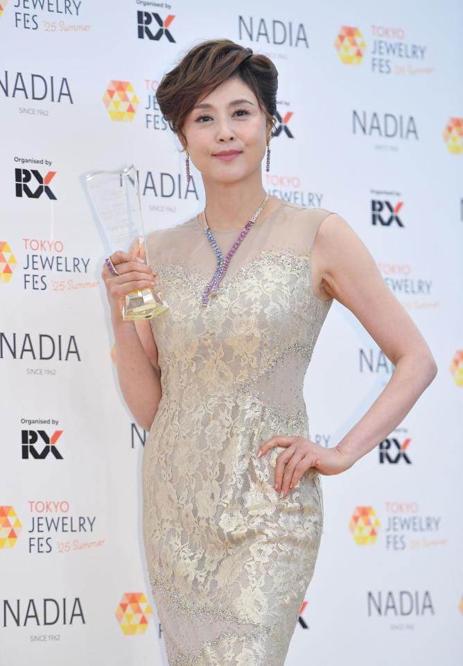 　トロフィーを手にポーズをとる藤原紀香（撮影・開出牧）