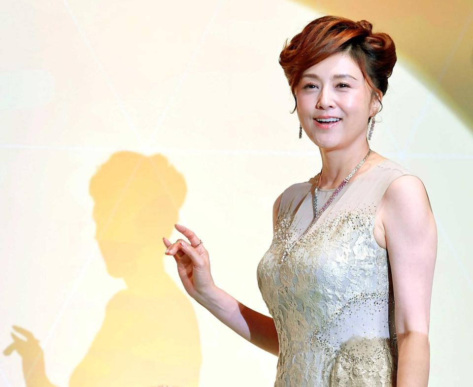 　表彰式に輝く笑顔で登壇した藤原紀香（撮影・開出牧）