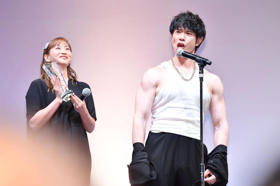 　ベストパートナー部門で受賞し「ミキティー！」と叫ぶ庄司智春（右）とトロフィーを手に感激の藤本美貴（撮影・開出牧）