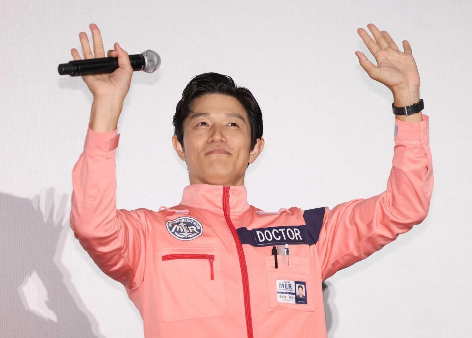 　両手を掲げる鈴木亮平（撮影・石井剣太郎）